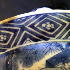 Een Chinese blauwwitte klapmutskom met figurendecor, Kangxi merk en periode — foto 10