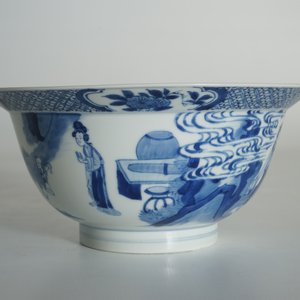 Een Chinese blauwwitte klapmutskom met figurendecor, Xuande merk, Kangxi — foto 11