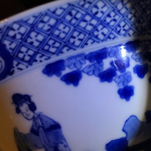 Een Chinese blauwwitte klapmutskom met figurendecor, Xuande merk, Kangxi — foto 15