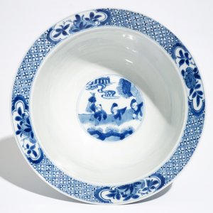 Een Chinese blauwwitte klapmutskom met figurendecor, Xuande merk, Kangxi — foto 5