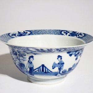 Een Chinese blauwwitte klapmutskom met figurendecor, Xuande merk, Kangxi — foto 7
