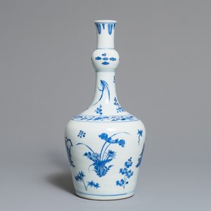 Een Chinese blauwwitte knobbelvaas met floraal decor, Transitie periode — foto 1