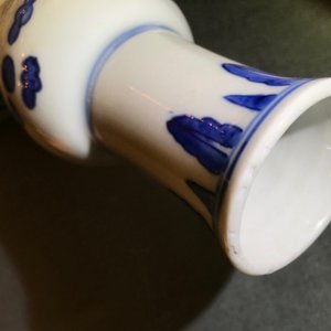 Een Chinese blauwwitte knobbelvaas met floraal decor, Transitie periode — foto 11