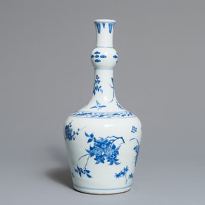 Een Chinese blauwwitte knobbelvaas met floraal decor, Transitie periode — foto 4