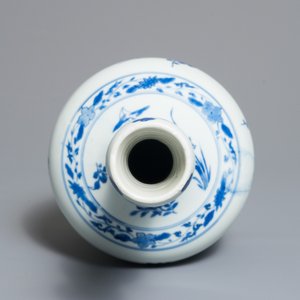 Een Chinese blauwwitte knobbelvaas met floraal decor, Transitie periode — foto 6