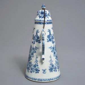 Een Chinese blauwwitte koffiekan, Qianlong — foto 4