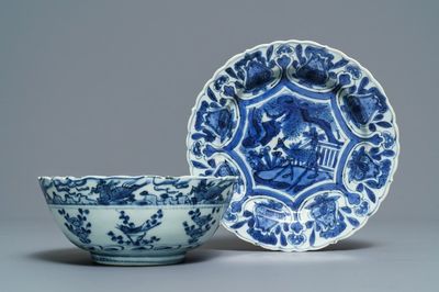 Een Chinese blauwwitte kom en een kraakporseleinen bord met een hert, Wanli