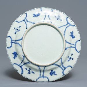 Een Chinese blauwwitte kom en een kraakporseleinen bord met een hert, Wanli — foto 3
