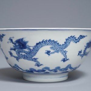 Een Chinese blauwwitte kom met draken, Kangxi merk en periode — foto 1