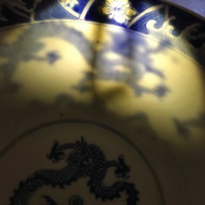 Een Chinese blauwwitte kom met draken, Kangxi merk en periode — foto 12
