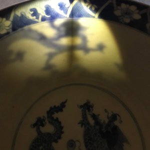 Een Chinese blauwwitte kom met draken, Kangxi merk en periode — foto 13