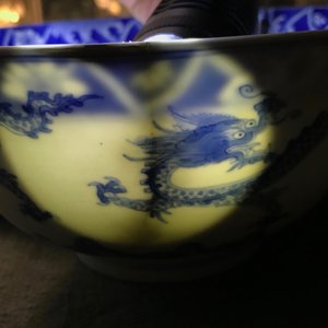 Een Chinese blauwwitte kom met draken, Kangxi merk en periode — foto 17