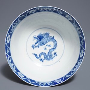 Een Chinese blauwwitte kom met draken, Kangxi merk en periode — foto 5