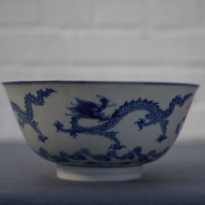 Een Chinese blauwwitte kom met draken, Kangxi merk en periode — foto 9