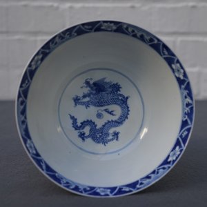 Een Chinese blauwwitte kom met draken, Kangxi merk en periode — foto 10