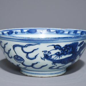 Een Chinese blauwwitte kom met een draak en een feniks, Wanli — foto 7
