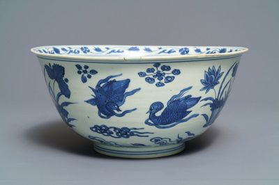 Een Chinese blauwwitte kom met eenden, Wanli merk en periode