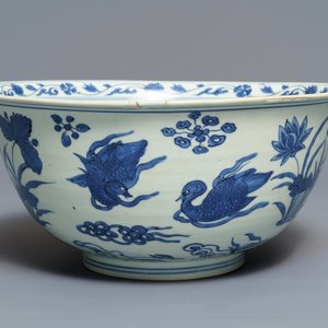 Een Chinese blauwwitte kom met eenden, Wanli merk en periode — foto 1