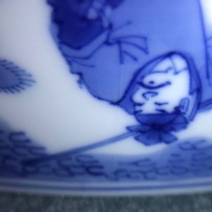 Een Chinese blauwwitte kom met figuratief decor rondom, Chenghua merk, Kangxi — foto 12