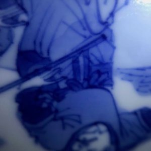 Een Chinese blauwwitte kom met figuratief decor rondom, Chenghua merk, Kangxi — foto 13