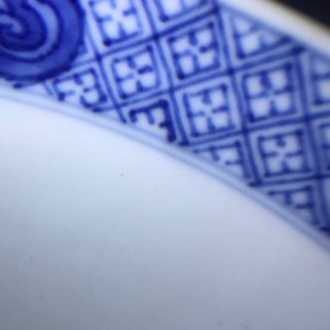 Een Chinese blauwwitte kom met figuratief decor rondom, Chenghua merk, Kangxi — foto 16