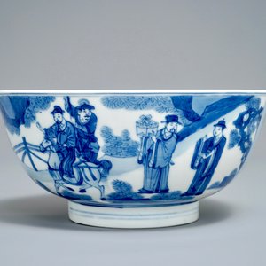 Een Chinese blauwwitte kom met figuratief decor rondom, Chenghua merk, Kangxi — foto 2