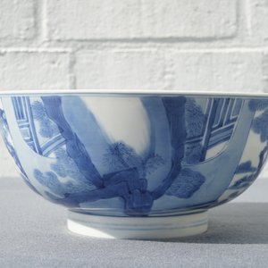 Een Chinese blauwwitte kom met figuratief decor rondom, Chenghua merk, Kangxi — foto 21