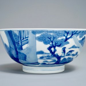Een Chinese blauwwitte kom met figuratief decor rondom, Chenghua merk, Kangxi — foto 4