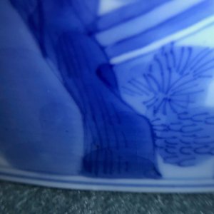 Een Chinese blauwwitte kom met figuratief decor rondom, Chenghua merk, Kangxi — foto 8