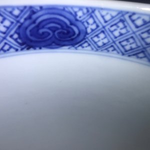 Een Chinese blauwwitte kom met figuratief decor rondom, Chenghua merk, Kangxi — foto 10