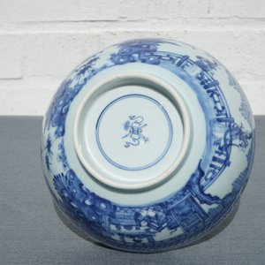 Een Chinese blauwwitte kom met figuratief decor rondom, Kangxi/Yongzheng — foto 12