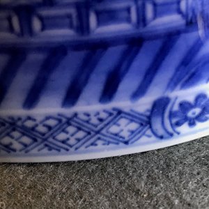 Een Chinese blauwwitte kom met figuratief decor rondom, Kangxi/Yongzheng — foto 14