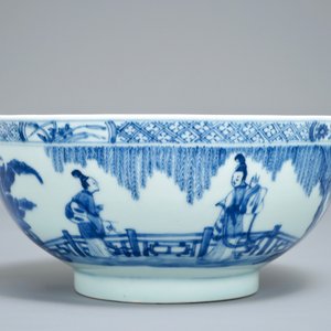 Een Chinese blauwwitte kom met figuratief decor rondom, Kangxi/Yongzheng — foto 2
