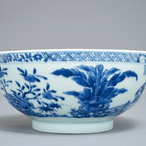 Een Chinese blauwwitte kom met figuratief decor rondom, Kangxi/Yongzheng — foto 3