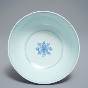 Een Chinese blauwwitte kom met figuratief decor rondom, Kangxi/Yongzheng — foto 6