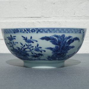 Een Chinese blauwwitte kom met figuratief decor rondom, Kangxi/Yongzheng — foto 9