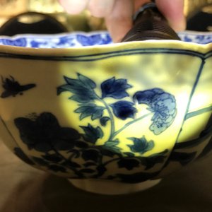 Een Chinese blauwwitte kom met figuratieve en florale panelen, Chenghua merk, Kangxi — foto 11