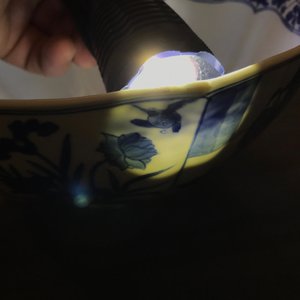 Een Chinese blauwwitte kom met figuratieve en florale panelen, Chenghua merk, Kangxi — foto 15