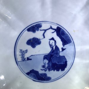 Een Chinese blauwwitte kom met figuratieve en florale panelen, Chenghua merk, Kangxi — foto 17