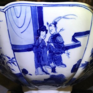 Een Chinese blauwwitte kom met figuratieve en florale panelen, Chenghua merk, Kangxi — foto 19