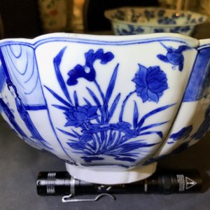 Een Chinese blauwwitte kom met figuratieve en florale panelen, Chenghua merk, Kangxi — foto 22