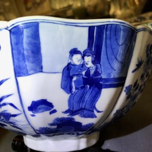 Een Chinese blauwwitte kom met figuratieve en florale panelen, Chenghua merk, Kangxi — foto 23