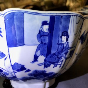 Een Chinese blauwwitte kom met figuratieve en florale panelen, Chenghua merk, Kangxi — foto 25
