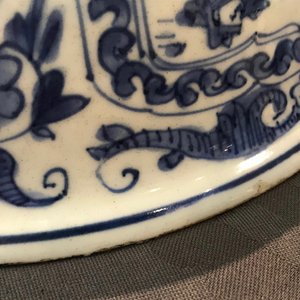 Een Chinese blauwwitte kom met figuren in vakverdeling, Wanli — foto 15