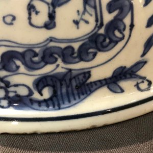 Een Chinese blauwwitte kom met figuren in vakverdeling, Wanli — foto 16