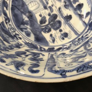 Een Chinese blauwwitte kom met figuren in vakverdeling, Wanli — foto 9