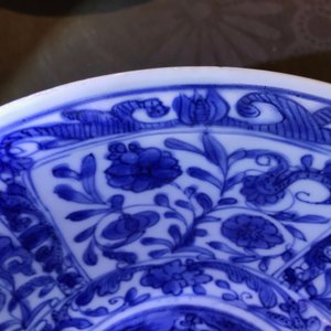 Een Chinese blauwwitte kom met figuren in vakverdeling, Wanli — foto 12