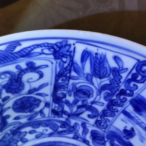 Een Chinese blauwwitte kom met figuren in vakverdeling, Wanli — foto 13