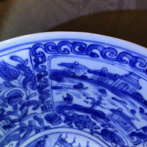 Een Chinese blauwwitte kom met figuren in vakverdeling, Wanli — foto 14