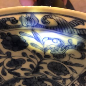 Een Chinese blauwwitte kom met figuren in vakverdeling, Wanli — foto 17